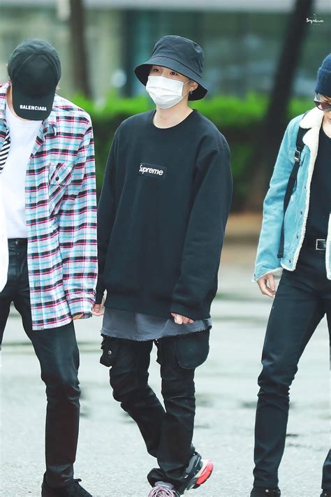 Whenever suga of bts appears at the airport to depart or arriving, fans could barely see his face because he has a real talent in covering himself up. 슈러 ♥ on in 2020 | Bts suga, Bts, Fashion