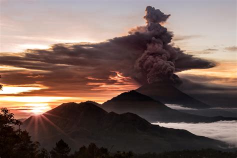 bali s mount agung volcano erupts ash clouds force closure of lombok airport cbs news