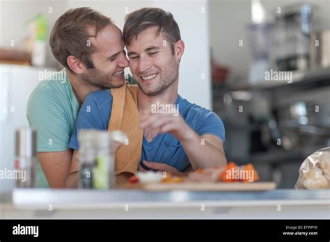glückliche schwule paar vorbereitung fleischspieße in küche stockfotografie alamy