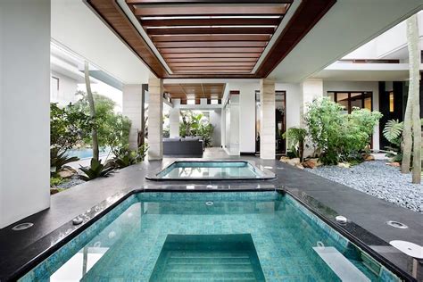 Desain rumah minimalis 1 lantai di atas terlihat sangat kental dengan nuasa tropis dihiasi dengan tanaman bambu memberi kesan sederhana namun terlihat sempurna. 8 Desain Rumah Mewah dengan Interior Garden yang Mempesona ...