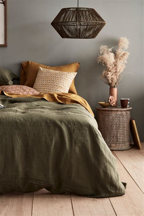 Inspired By Autumn Colors Incorporate Textiles And Bedding In Rich