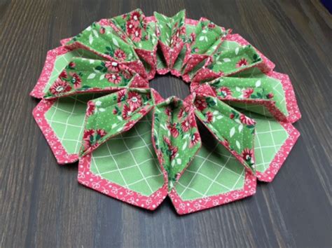 Fold N Stitch Wreath Pattern Christmas Deco Christmas Tree Skirt