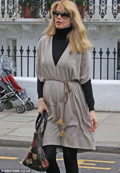 Claudia Schiffer Resorts To Accentuating Her Growing Belly Daily Mail
