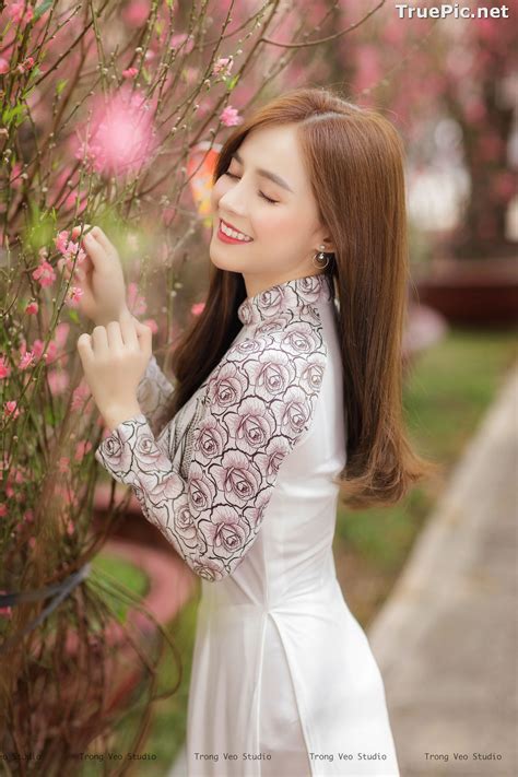 It is spoken mainly in vietnam, and in guangxi province in southern china. The Beauty of Vietnamese Girls with Traditional Dress (Ao ...
