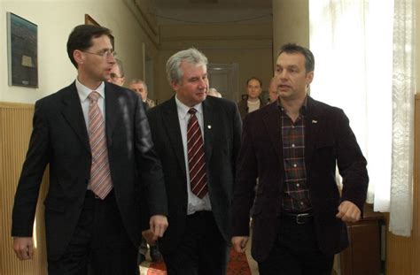 Az orbán viktor vs gyurcsány ferenc a homokóra 1. Orbán és Gyurcsány is pocakot növesztett - Retro fotók ...