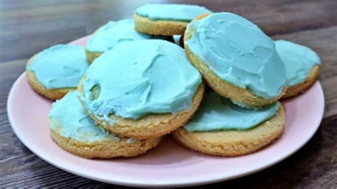 With crisp edges, thick centers, and room for lots of decorating icing, i know you'll love them too. Keto Sugar Cookies Recipe | Keto Daily | Sugar cookies recipe, Sugar cookies, Low carb recipes ...
