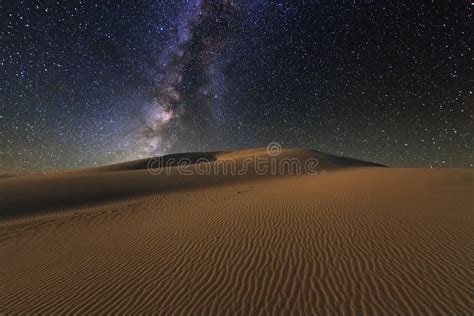 Vistas Asombrosas Del Desierto De Gobi Debajo Del Cielo Estrellado