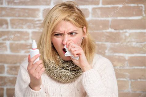 Tratando De No Estornudar Mujer Enferma Después De Inyectarse Gotas En La Nariz Mujer Linda