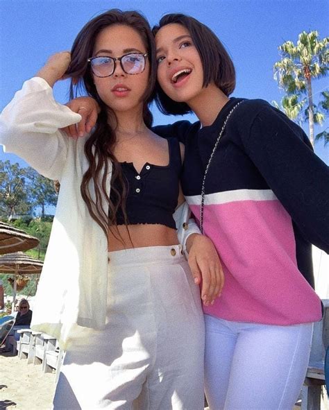 Foto demuestra que Ángela Aguilar y su hermana son idénticas