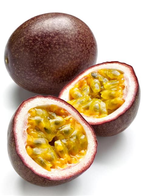 Look through examples of passion fruit translation in sentences, listen to pronunciation and learn grammar. What is Passion Fruit? (with pictures) | Frutas e vegetais ...