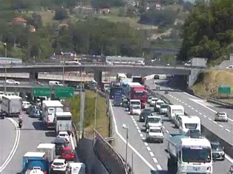 Incidente in autostrada, code intorno a genova. Autostrada A7, tir si ribalta e finisce contro un muro - Liguria Oggi