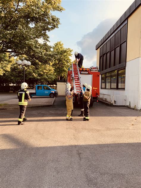 Sennfeld ist ein zentrum fränkischer tracht und weithin bekannt durch seine sonderkulturen. Übungsdienst - Tragbare Leitern - Freiwillige Feuerwehr ...