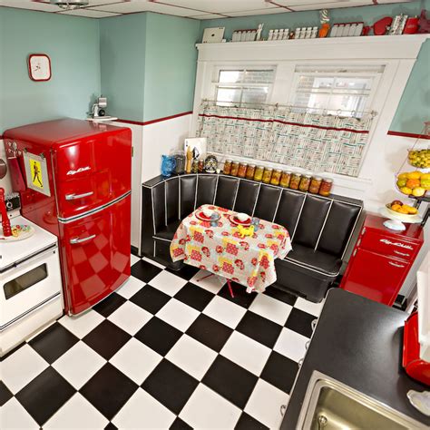 One of the best ways to create the feeling of retro kitchen is to use original retro kitchen cabinets, wall papers, appliances, and colour patterns. Retro and Professional Kitchen Appliances | Big Chill