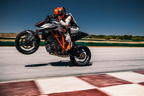 It is expected to launch in the indian markets by the end of this year. 2019 KTM 1290 SUPER DUKE R Motorcycle UAE's Prices, Specs ...