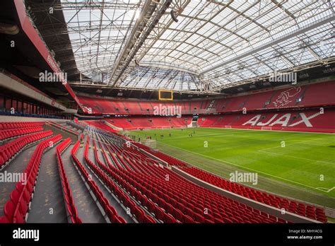 El Amsterdam Arena Es El Estadio Más Grande De Holanda Construido A Partir De 1993 1996 A Un