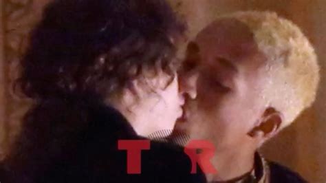 Jaden Smiths Boyfriend Kissing Jaden Smith And His Boyfriend Crpodt