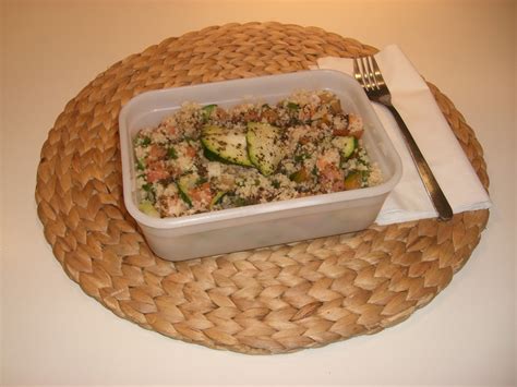 Que no tiemblen quienes ven en esto una tarea de titanes porque traemos los deberes hechos y cinco recetas de tupper para todo lo que necesitas para cocinar nuestro menú y sin encender un fogón. La cocina de Sariqui: Hoy comemos tupper de Tabulé