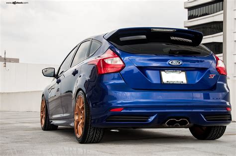 Bespoke Blue Ford Focus St Standing Out On The Road — Gallery