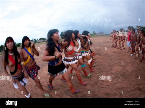 Xingu Dance Brazil South America Fotos Und Bildmaterial In Hoher Auflösung Alamy