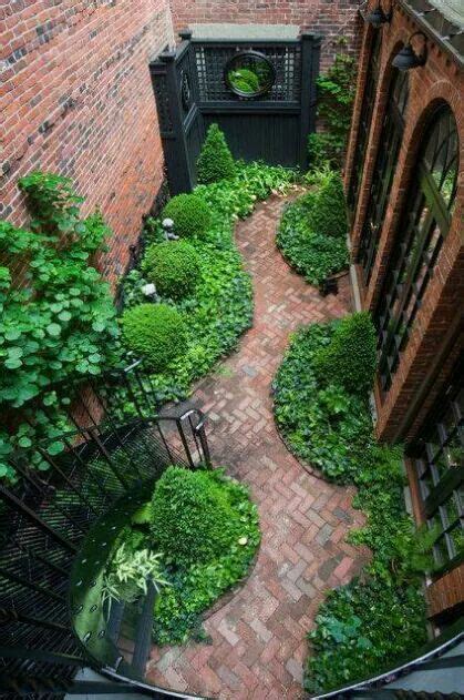 Green labyrinths, stone paths, small ponds, fountains and colorful flowers, are all the elements with which you can edit your. Traditional design for a very narrow space. | Small ...