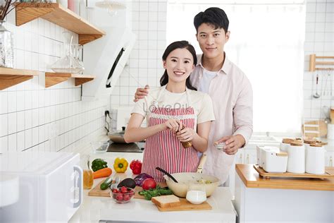 รูปคู่หนุ่มสาวทำอาหารเบา ๆ ในห้องครัว Hd รูปภาพเยาวชน หนุ่มสาว มีความสุข ดาวน์โหลดฟรี Lovepik