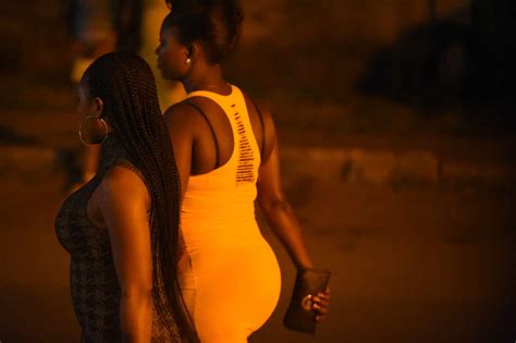 la véritable histoire d oloturé le film choc de netflix sur la prostitution nigériane