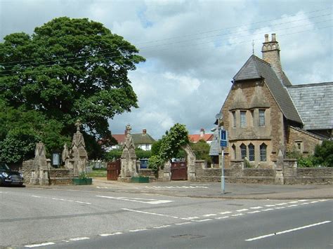 Abingdon Cemetery Entrance © Claire Ward Cc By Sa20 Geograph