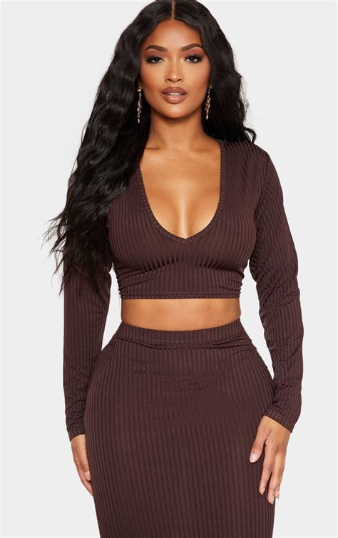 Shape Crop Top Manches Longues Col V Chocolat Prettylittlething Fr