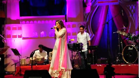 Shreya ghoshal live performance for oracle at hitex grounds, hyderabad. Shreya ghoshal singing "Munbe Va" in chennai 2014 - YouTube