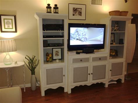 As you can see, it was a light wood color laminate. Repainted with chalk paint. Final version. Thanks to my sis who helped me arrange shelves ...