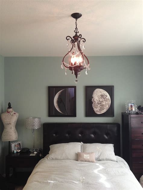 Looking for small bedroom ideas to maximize your space? Pin by Lindsay Bryson on Home Ideas | Wall decor bedroom ...