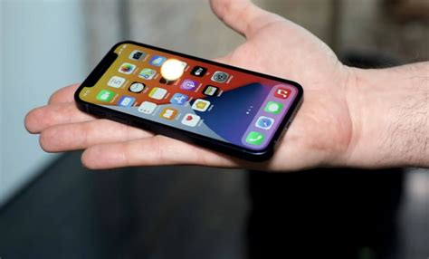 Veja Como é Usar O Iphone 12 Mini Com Apenas Uma Das Mãos