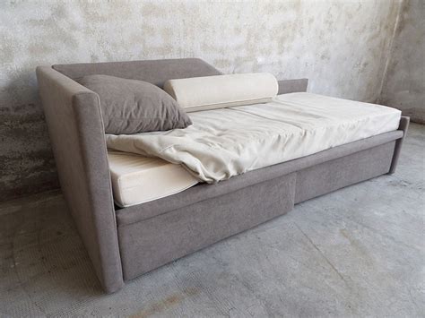 Mango, essenziale e versatile, si trasforma in letto abbassando i braccioli. Mod. Veloce 4 divano letto singolo con cassettoni