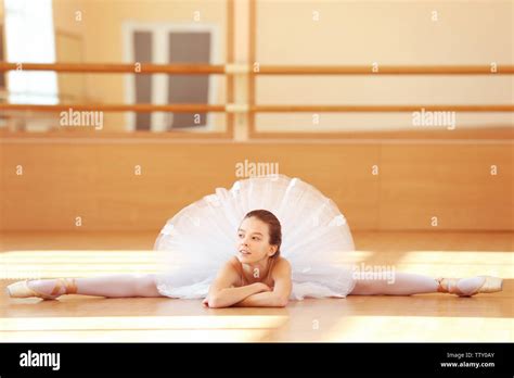 Ballerina Splits Hi Res Stock Photography And Images Alamy
