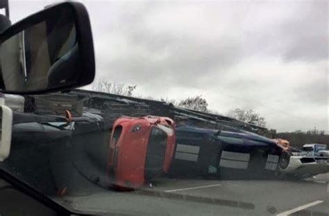 Un bărbat de 52 de ani a ajuns la reanimare, după ce a pierdut controlul mașinii. Accident : 9 Supercars au sol sur l'A12 | Les Voitures