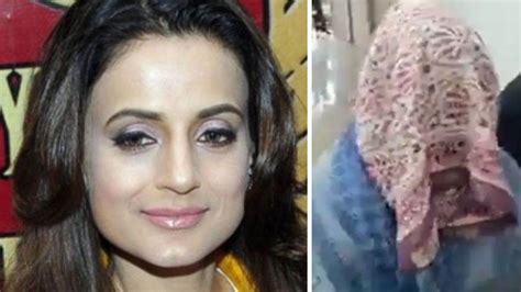 ameesha patel मुंह छुपाए पहुंचीं अमीषा पटेल और रांची कोर्ट में किया सरेंडर चेक बाउंस मामले में