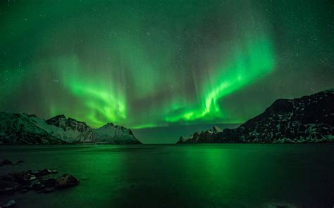 Aurora Borealis Northern Lights Over Mountain Lake Wallpaper Hd Nature