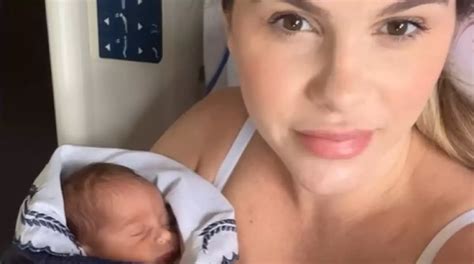 Bárbara Evans mostra barriga após dar à luz gêmeos pela ª vez