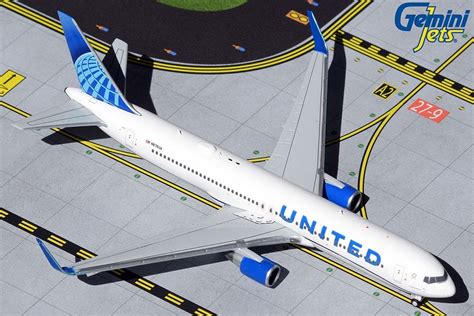 Gemini Jets 1400 United Airlines Boeing 767 300er N676ua Gjual 1800 In Environ 457200 Cm Stock