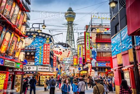 Menara Osaka Dan Pemandangan Iklan Neon Di Distrik Shinsekai Saat Senja
