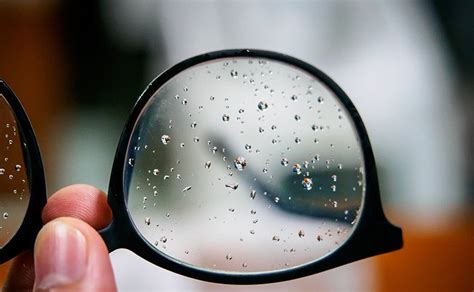 Als lotoseffekt, fälschlicherweise auch oft lotuseffekt, wird die geringe benetzbarkeit einer oberfläche bezeichnet, wie sie bei der lotospflanze beobachtet werden kann. Lotuseffekt für die Brille: Saubere, trockene Gläser ...
