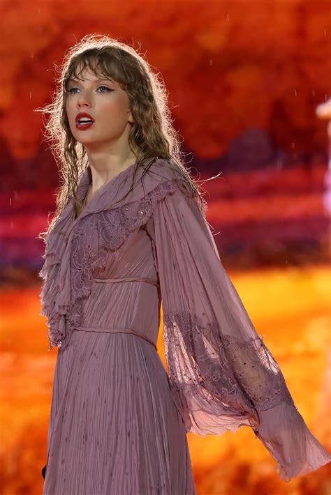 How Taylor Swifts Makeup Withstood A Three Hour Rain Show With These 3