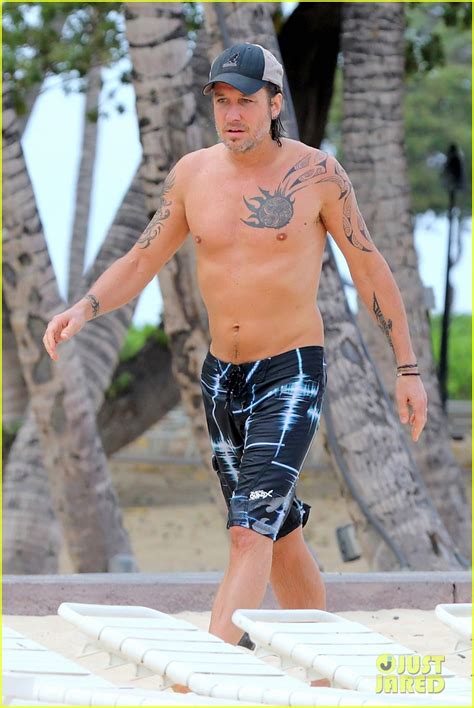 Australian singer and guitarist who immigrated to america and established himself as a country star. Keith Urban Puts His Shirtless Body on Display While ...