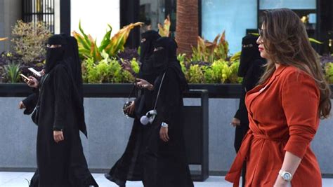 saudi woman tests social boundaries by ditching the abaya middle east monitor
