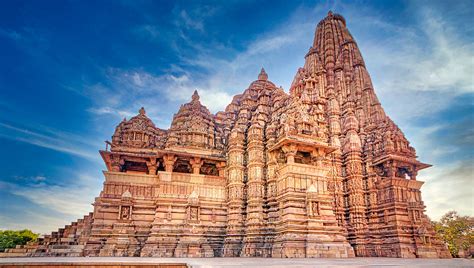 Kandariya Mahadev Temple खजुराहो के सबसे बड़े मंदिर में हैं अनेको