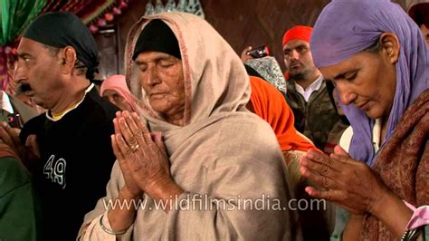 Pilgrims Performing Ardas Ritual At Hemkund Sahib Gurudwara Youtube