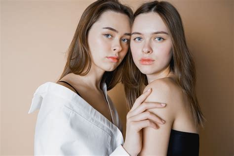 Zwei Schwestern Der Mode Modellieren Die Schönen Nackten Mädchen Die