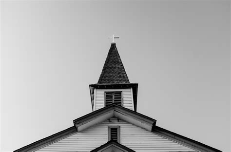 5364077 4748x3131 Christian Black And White Looking Up Center