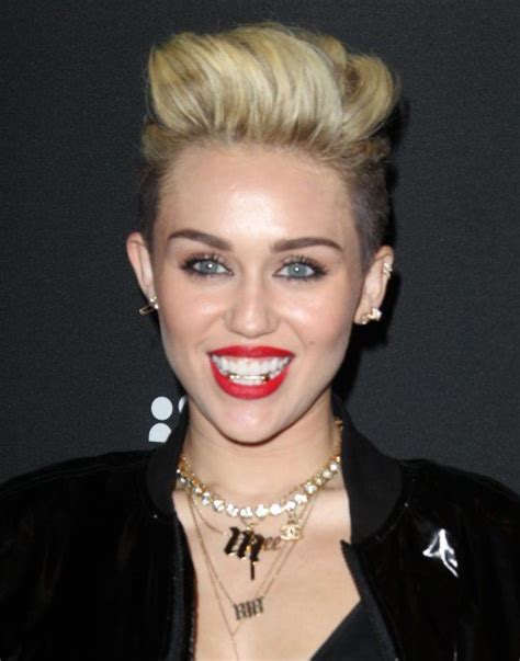 Pin By Ntsoaki On Celebrities Gold Teeth Miley Cyrus Show Grillz