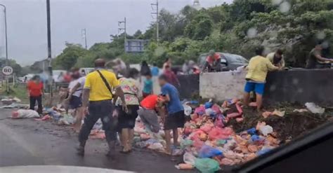 คนขับสิบล้อ เตรียมแจ้งความคนรุมเก็บไส้กรอกหลังรถพลิกคว่ำ | Thai Car Lover